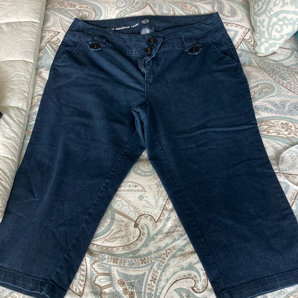 Women w62 Capri pants size 16